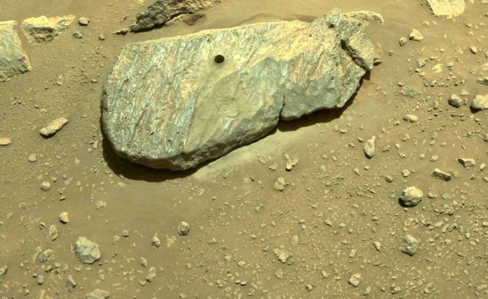 Η φωτογραφία με το πρώτο δείγμα από πέτρωμα που παίρνει η NASA σε άλλον πλανήτη