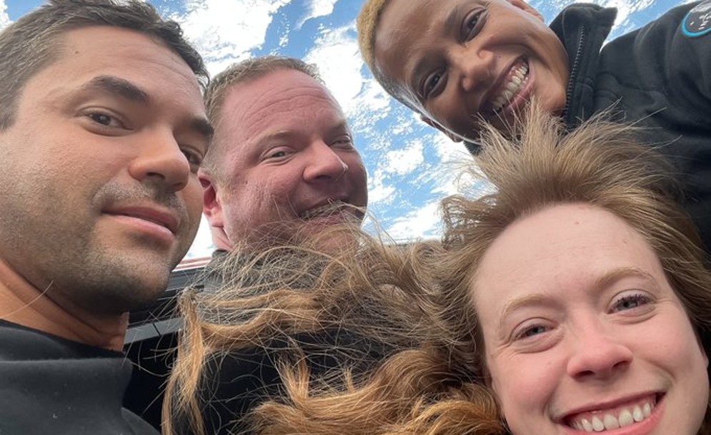 Η πρώτη διαστημική “σέλφι” πολιτών με φόντο τη Γη