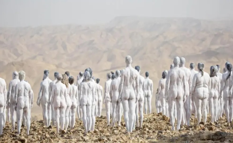 Διακόσιοι άνθρωποι πόζαραν γυμνοί για να σώσουν τη Νεκρά Θάλασσα