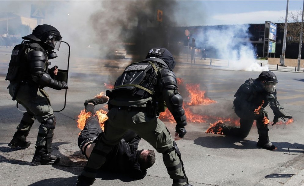 Διάκριση για τη φωτογραφία “Φλεγόμενος Διαδηλωτής”