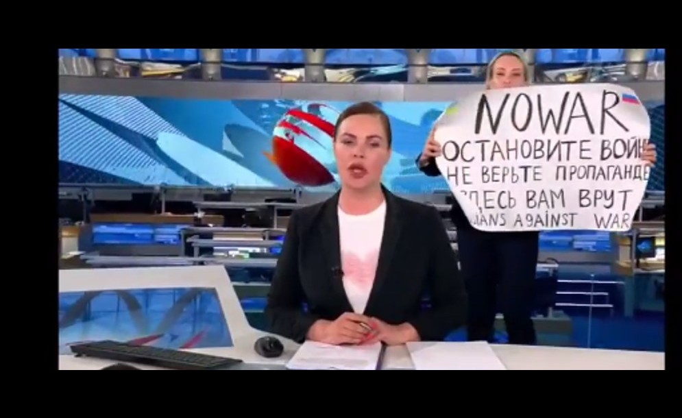 Ρωσίδα παρουσιάστρια εισέβαλε σε πλατό στη ρωσική κρατική τηλεόραση με πλακάτ ενάντια στον πόλεμο