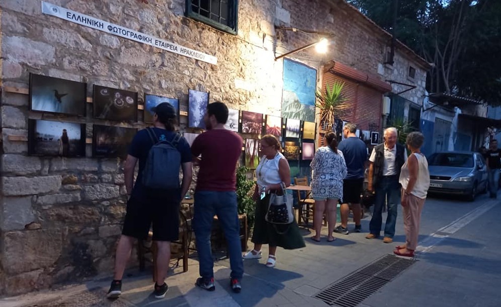 Έκθεσης φωτογραφίας “ΠΑΡΑΛΛΗΛΟΙ ΚΟΣΜΟΙ” στο Λάκκο από την ΕΦΕ Ηρακλείου