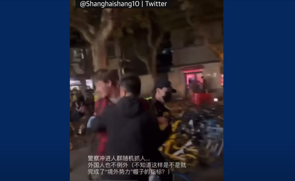 Κάμεραμαν του BBC ξυλοκοπήθηκε και συνελήφθη ενώ κάλυπτε διαδηλώσεις στην Κίνα