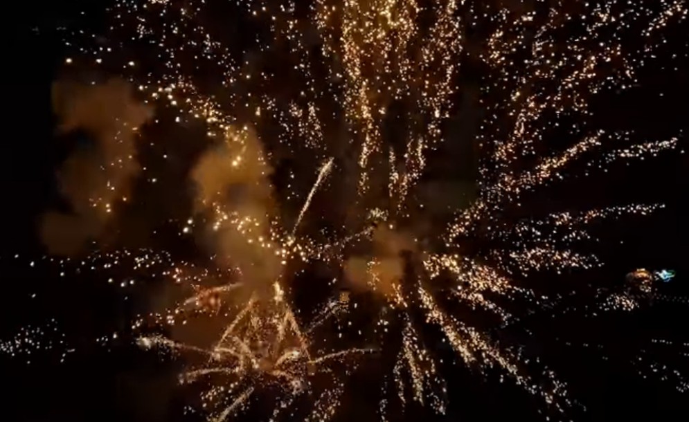 Μέσα από τα πρωτοχρονιάτικα πυροτεχνήματα με ένα FPV drone