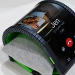 Η Samsung παρουσίασε ένα πρωτότυπο κινητό που μπορείς να το φορέσεις στον καρπό σου