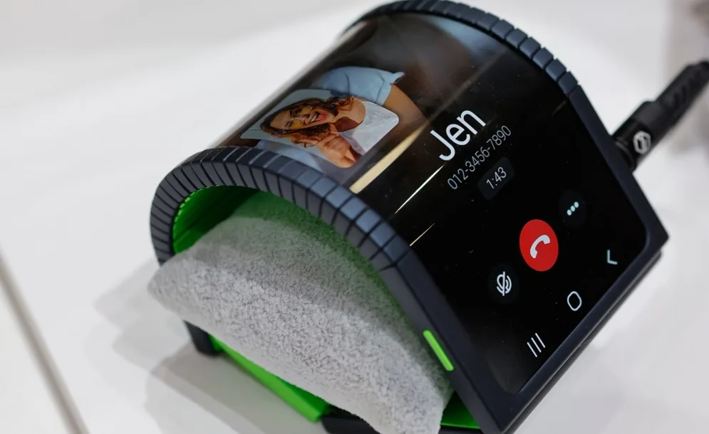 Η Samsung παρουσίασε ένα πρωτότυπο κινητό που μπορείς να το φορέσεις στον καρπό σου
